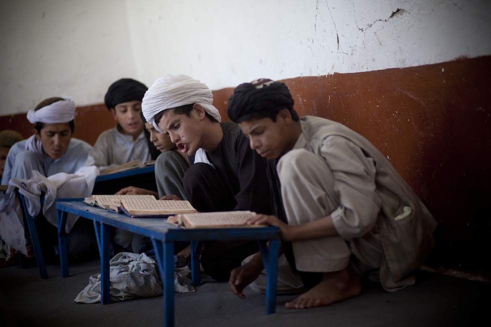 Ragazzini afgani studiano il Corano presso la scuola religiosa Islami Noor di Kandahar, 12 maggio 2011. (Majid Saeedi/Getty Images)