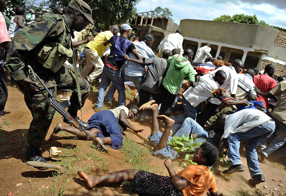 I militari ugandesi disperdono i manifestanti dell'opposizione. (TONY KARUMBA/AFP/Getty Images)