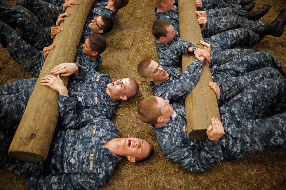 Studenti dell'Accademia militare di Annapolis, Maryland, allenano gli addominali sollevando dei tronchi, 17 maggio 2011. (Chip Somodevilla/Getty Images)