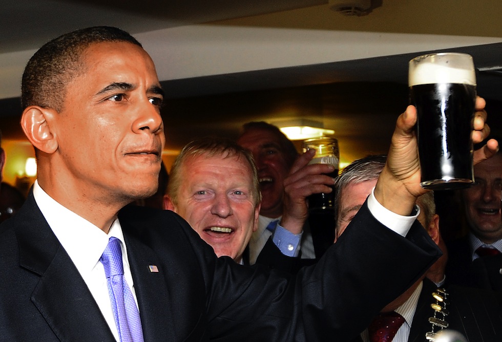 Barack Obama beve una Guinness in un pub di Moneygall, 23 maggio 2011. (JEWEL SAMAD/AFP/Getty Images)