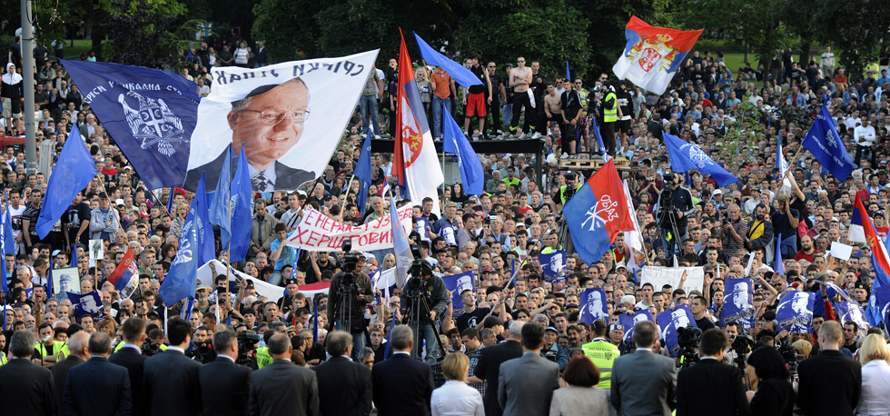 La folla con bandiere e una grande immagine di Vojislav Seselj, leader del Partito Radicale Serbo (ANDREJ ISAKOVIC/AFP/Getty Images)