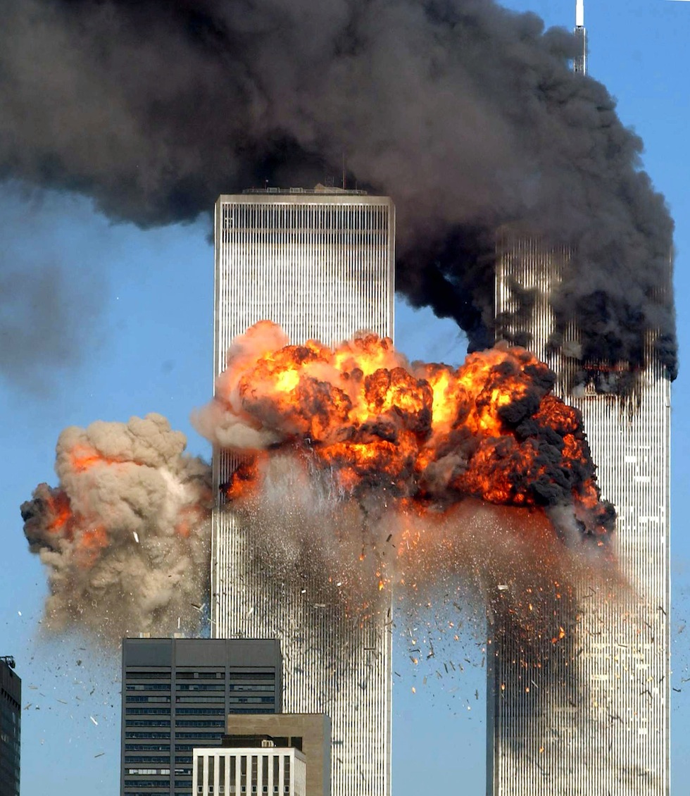 L'aereo della United Airlines dirottato da Boston si è schiantato contro la Torre sud del World Trade Center, 11 settembre 2001. (Spencer Platt/Getty Images)
