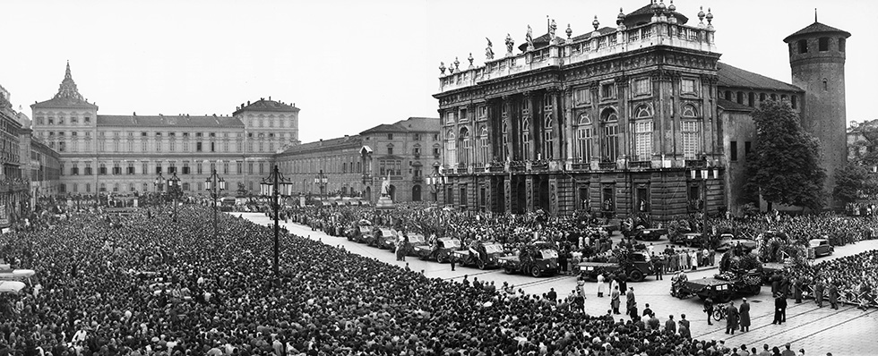 La folla raccolta in piazza Castello assiste all'uscita delle salme dei giocatori del Grande Torino da Palazzo Madama. 

©LaPresse 
Archivio Storico