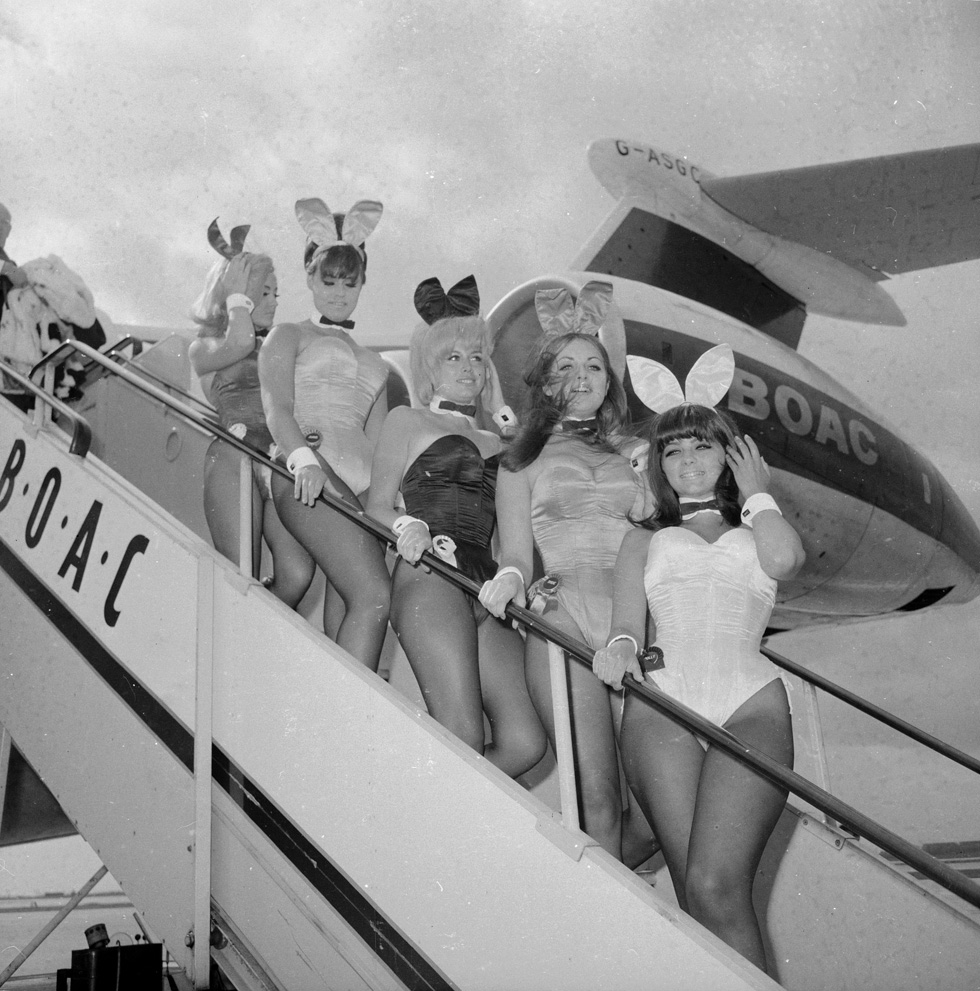 24 aprile 1966: Kathleen Bascombe, Dolly Read, Catherine MacDonald e Doreen Allen arrivano all'aeroporto di Londra (George Stroud/Express/Getty Images)
