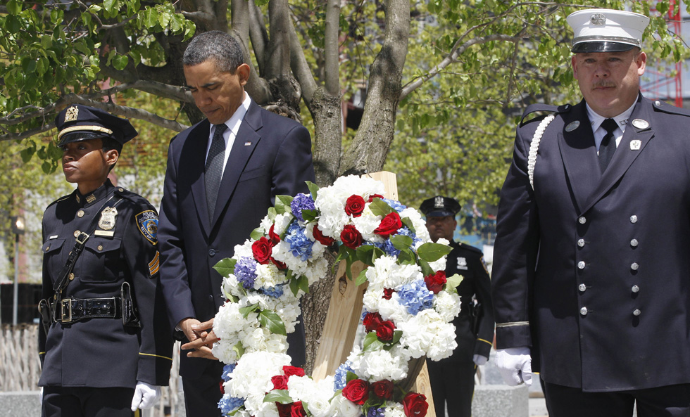 Obama depone una corona a Ground Zero (AP Photo/Charles Dharapak)