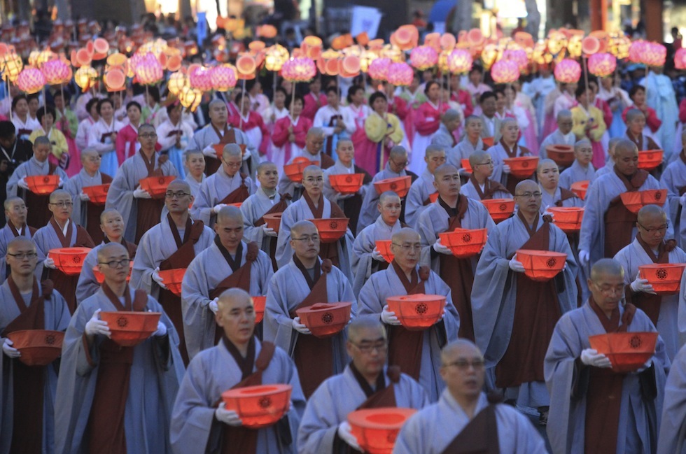 Monaci buddisti reggono delle lanterne durante una festa per l'imminente anniversario della nascita di Buddha a Seul, 7 maggio 2011. (AP Photo/Ahn Young-joon).
