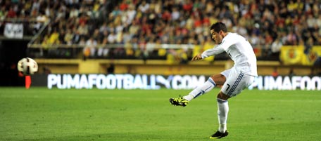 VILLARREAL, SPAIN - MAY 15: Cristiano Ronaldo of Real Madrid scores the second goal from a free kick during the La Liga match between Villarreal and Real Madrid at estadio El Madrigal on May 15, 2011 in Villarreal, Spain. (Photo by Denis Doyle/Getty Images)