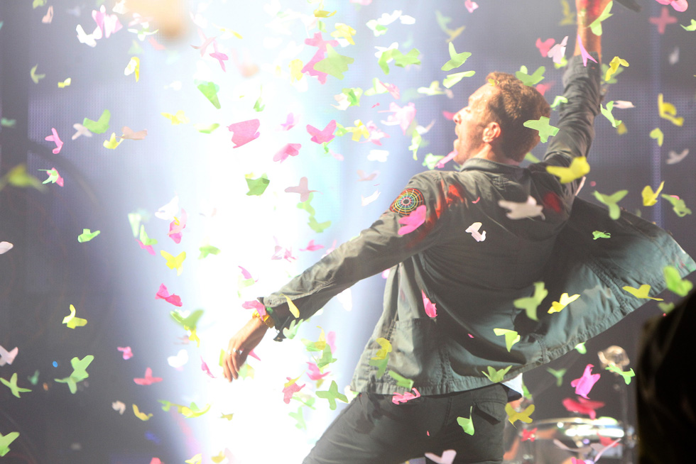 Chris Martin dei Coldplay si esibisce al Festival di Glastonbury, 25 giugno 2011. (Dave J Hogan/Getty Images)