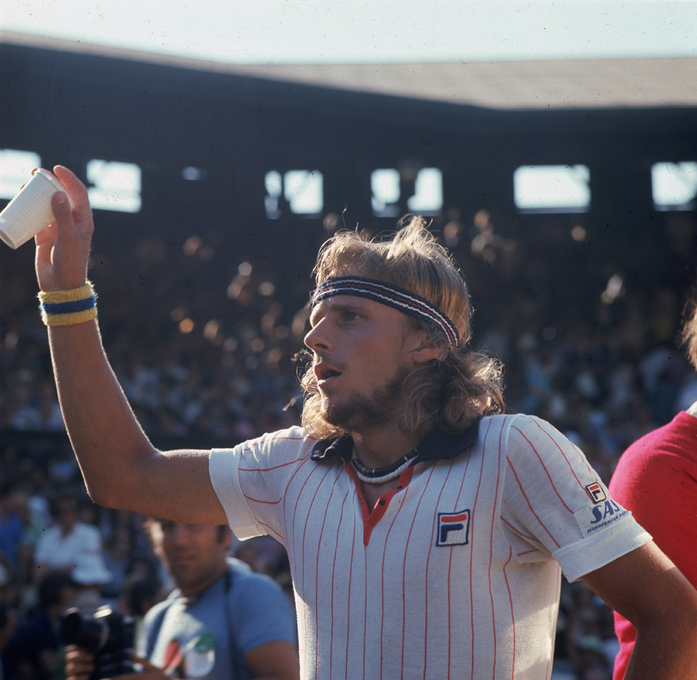 Lo svedese Bjorn Borg durante la semifinale del singolare maschile nel 1976. Borg vinse il titolo cinque volte consecutive tra il 1976 e il 1980 (Photo by Fox Photos/Getty Images)