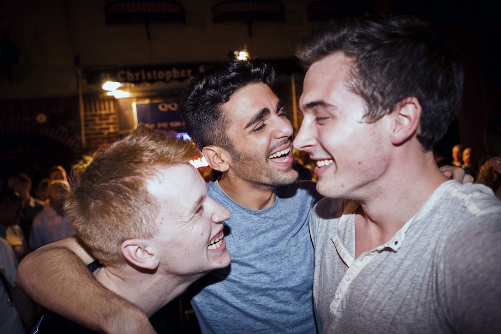 I festeggiamenti davanti al più famoso locale gay di New York, Stonewall Inn (AP Photo/John Minchillo)