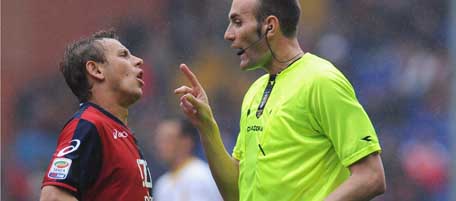 GENOA, ITALY - APRIL 23: Rafinha Ferreira (L) of Genoa CFC reacts to a decision from referee Carmine Russo during the Serie A match between Genoa CFC and Lecce at Stadio Luigi Ferraris on April 23, 2011 in Genoa, Italy. (Photo by Valerio Pennicino/Getty Images) *** Local Caption *** Rafinha Ferreira;Carmine Russo;