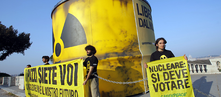 Foto Mauro Scrobogna /LaPresse
25-05-2011 Roma
Politica
Nucleare - azione contro il nucleare di greenpeace al Pincio
Nella foto: attivisti di greenpeace incatenati sulla terrazza del Pincio
Photo Mauro Scrobogna /LaPresse
25-05-2011 Rome
Politics
Greenpeace action against nuclear power
In the picture: Greenpeace's activists chained on the terrace of Pincio