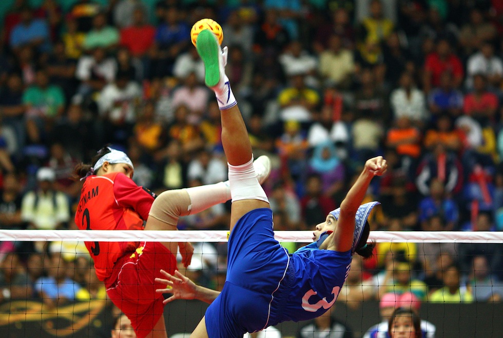 La thailandese Daranee Wongjareon colpisce la palla durante la finale dei mondiali femminili di sepak takraw a Kuala Lumpur, in Malesia. (Ryan Pierse/Getty Images for UFA Sports)