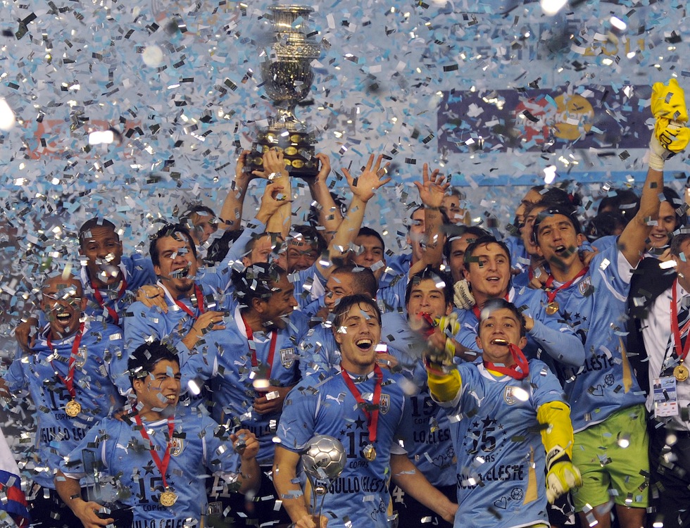 Il capitano dell'Uruguay, Diego Lugano, solleva la Coppa America. (ANTONIO SCORZA/AFP/Getty Images)