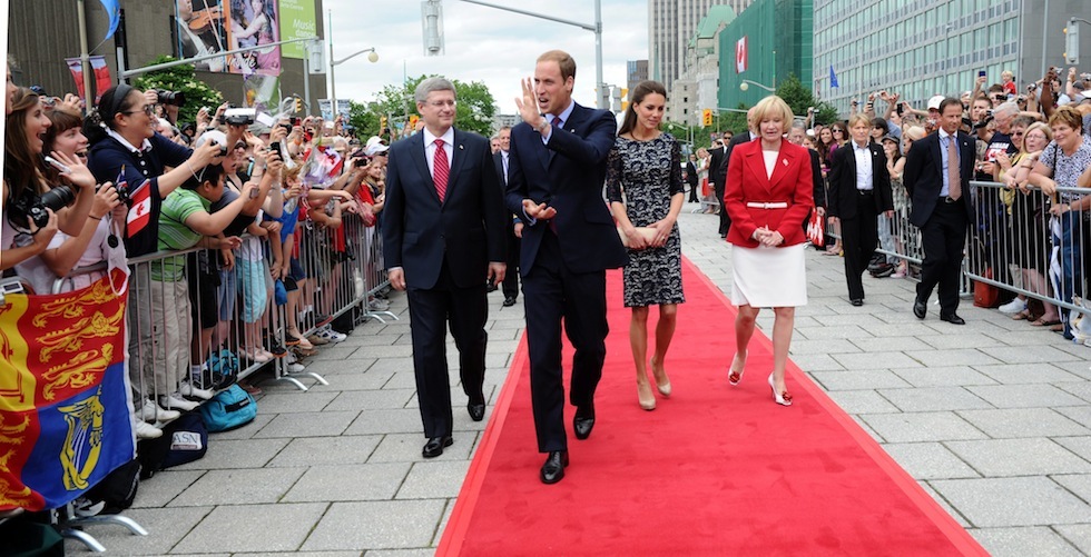 Kate e William insieme al primo ministro canadese Stephen Harper e la moglie Laureen al Memoriale di guerra a Ottawa, 30 giugno 2011. (AP Photo/The Canadian Press, Sean Kilpatrick)