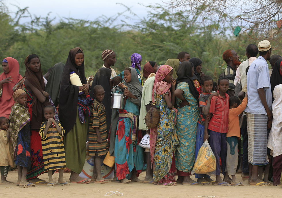 Un gruppo di rifugiati somali attende di salire su un bus che li condurrà al campo di Ifo, Dadaab (AP Photo/Rebecca Blackwell)