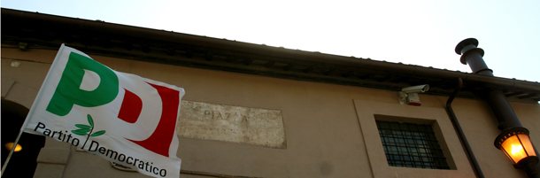 © Marco Merlini / LaPresse
14-04-2008 Roma
Politica
Elezioni 2008 - sala stampa del Partito Democratico
Nella foto la bandiera del Pd sventola davanti alla sede del Pd