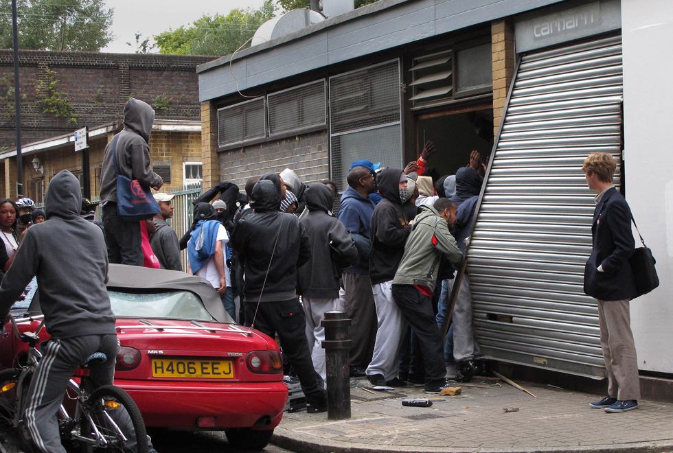 Giovani saccheggiano un negozio Carhartt a Hackney (Peter Macdiarmid/Getty Images)