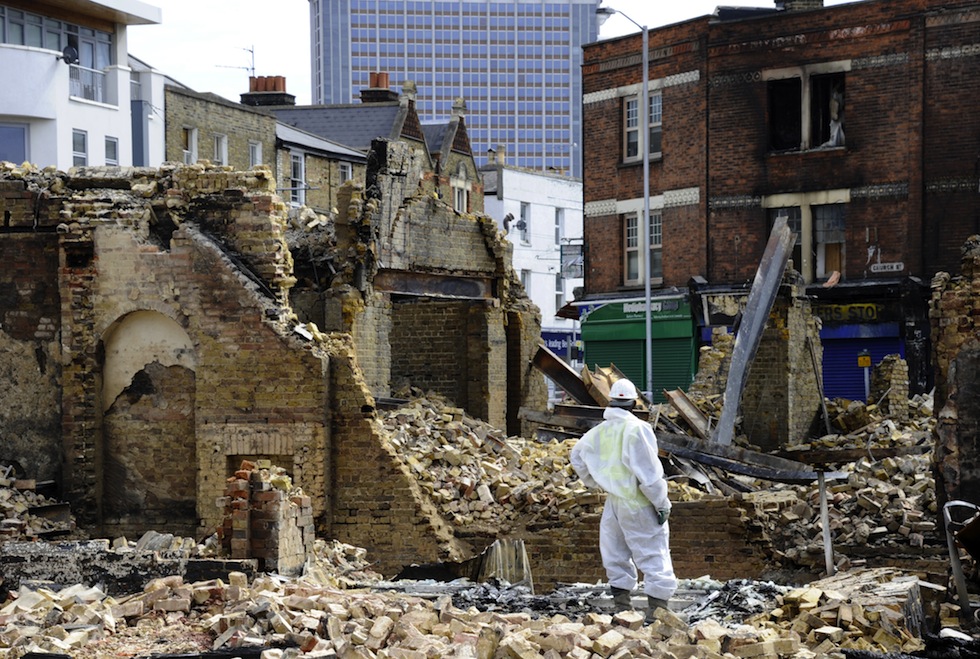 Quello che rimane di un negozio a Croydon, zona sud di Londra. (MIGUEL MEDINA/AFP/Getty Images)