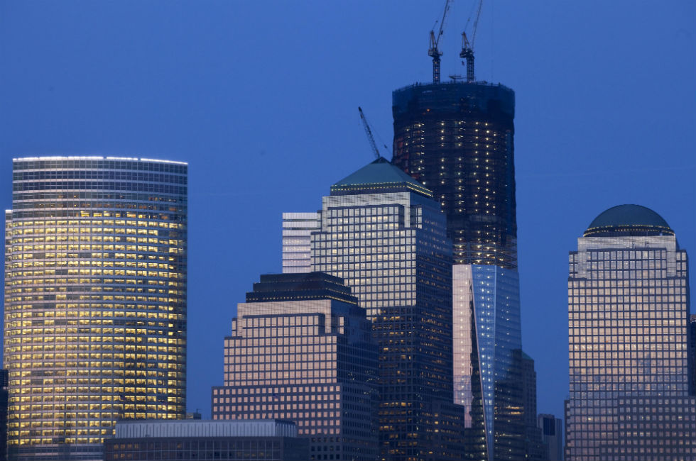 Il grattacielo dell'One World Trade Center (1 WTC), che ha raggiunto il 76esimo piano dei 104 previsti, nel panorama di Manhattan. 
(AP Photo/Mark Lennihan)