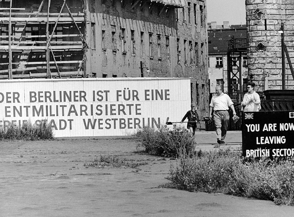 Le foto della costruzione del muro di Berlino - Il Post