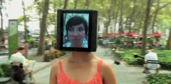 La ragazza con un iPad in testa