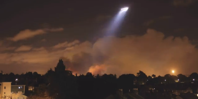 Il cielo di Tottenham durante gli scontri