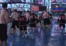 Calcio e hockey in mezzo a Times Square, durante l'uragano