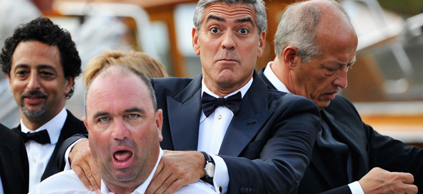 George Clooney strangola il malcapitato guidatore della barca che lo ha portato alla cerimonia inaugurale (Photo by Gareth Cattermole/Getty Images)