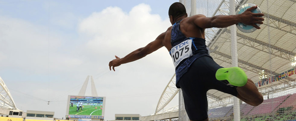 US athlete Ashton Eaton competes in the discus throw in the men's decathlon at the International Association of Athletics Federations (IAAF) World Championships in Daegu on August 28, 2011. AFP PHOTO / PETER PARKS (Photo credit should read PETER PARKS/AFP/Getty Images)