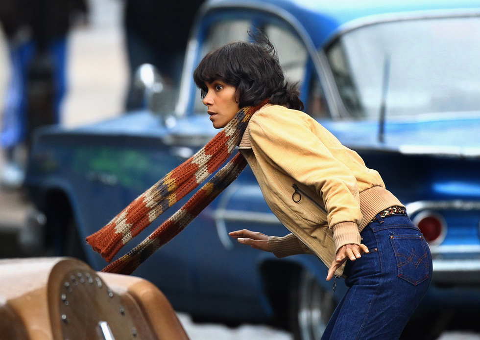 Halle Berry (45) sul set del film &#8220;Cloud Atlas&#8221;, a Glasow (Jeff J Mitchell/Getty Images)
