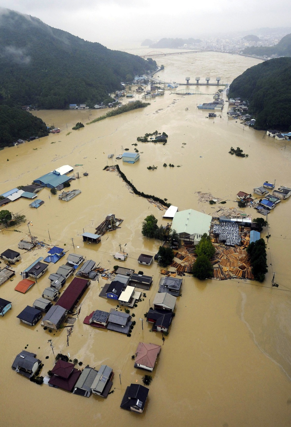 наводнение. стихии наводнения. водные стихийные бедствия. катастрофические наводнения. наводнение засухи и ураганы.