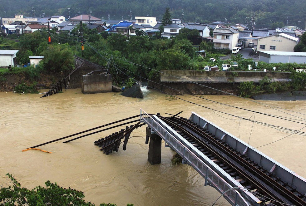 Un ponte di ferro sul fiume Nachi, nella prefettura di Wakayama in Giappone, distrutto dal passaggio del tifone Talas. (AP Photo/Kyodo News)