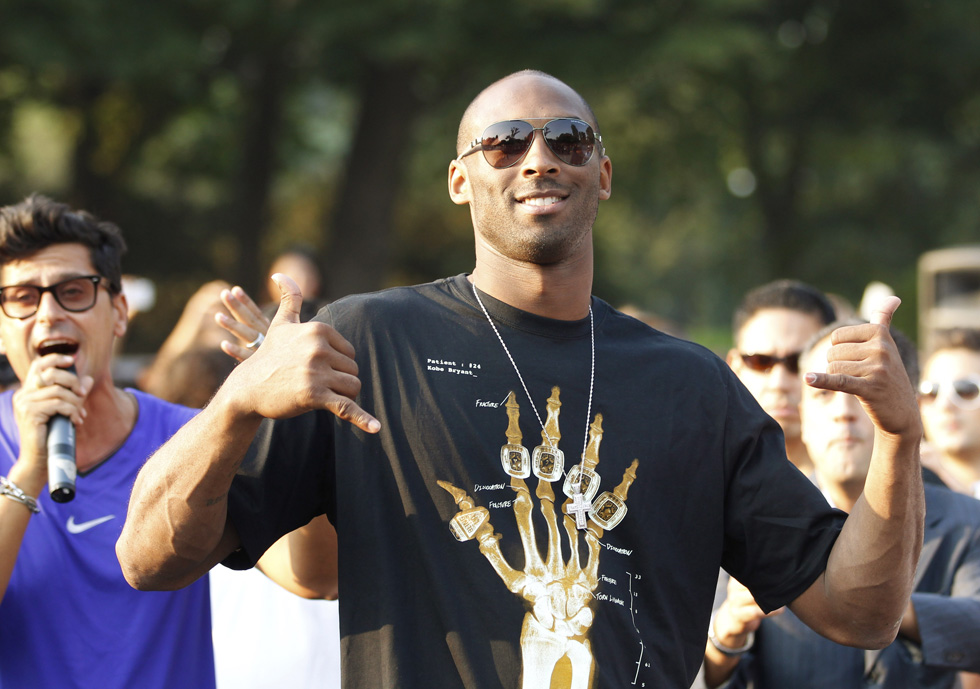 Kobe Bryant a Milano durante un tour sponsorizzato da Nike (AP Photo/Luca Bruno)
