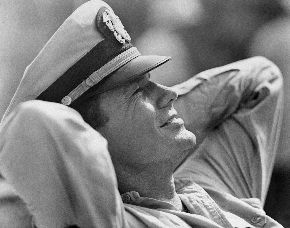 Cliff Robertson nel ruolo di John Fitzgerald Kennedy nel film Pt 109 - Posto di combattimento. Il film racconta come l'allora tenente Kennedy riuscì a salvare i sopravvissuti del motosilurante PT 109, che era stato colpito dalla marina giapponese durante la Seconda guerra mondiale. (AP Photo)