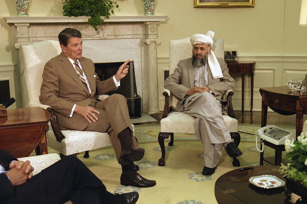 L&#8217;allora presidente degli Stati Uniti Ronald Reagan e Burhanuddin Rabbani nello Studio Ovale della Casa Bianca, il 16 giugno 1986. (AP Photo/Dennis Cook)
