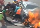 Il motociclista salvato dai passanti se la caverà