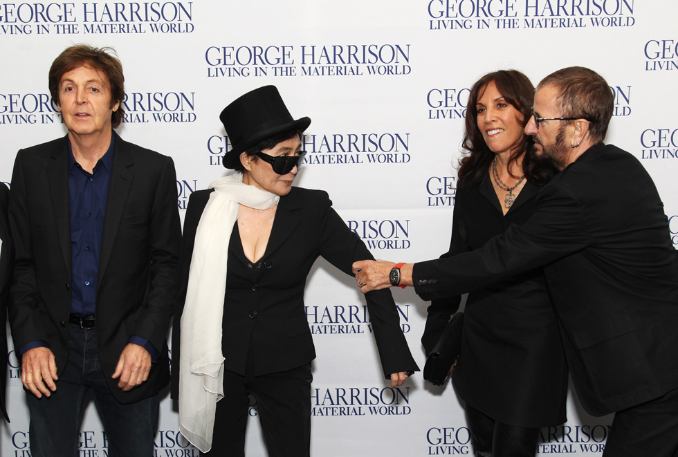Yoko Ono, Paul McCartney, Ringo Starr e Olivia Arias alla prima londinese di &#8220;George Harrison: Living In The Material World&#8221; (Dave Hogan/Getty Images)
