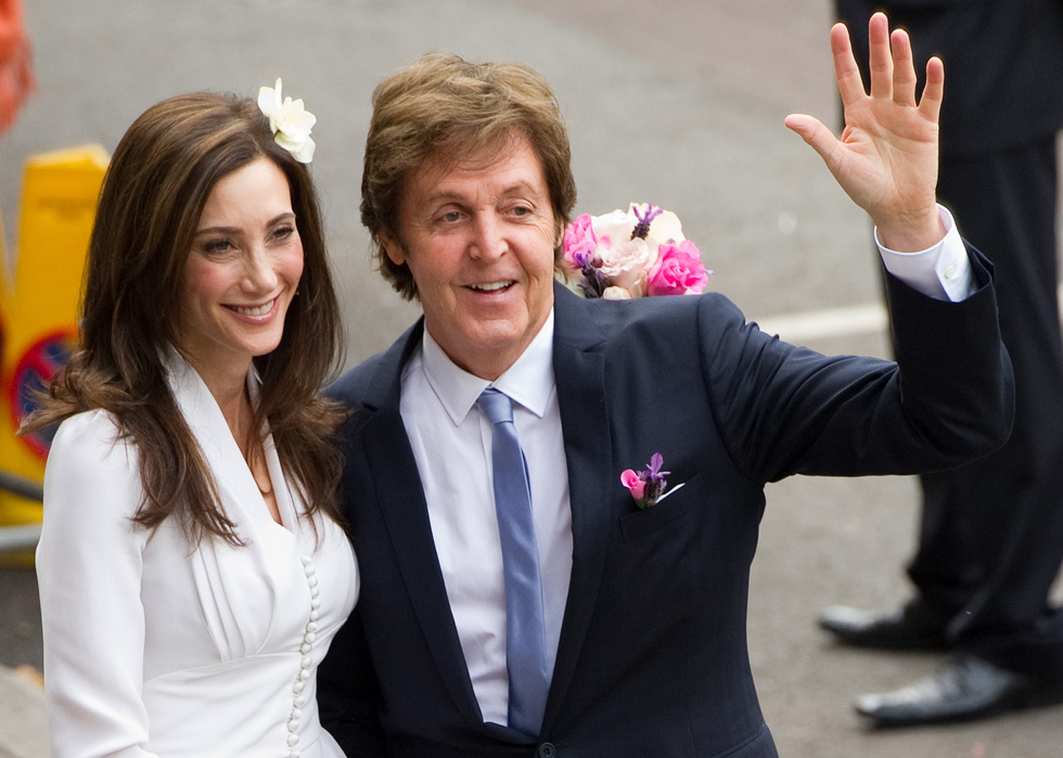 Paul McCartney e Nancy Shevell all&#8217;arrivo all&#8217;anagrafe di Marylebone, Londra, per il loro matrimonio (LEON NEAL/AFP/Getty Images)
