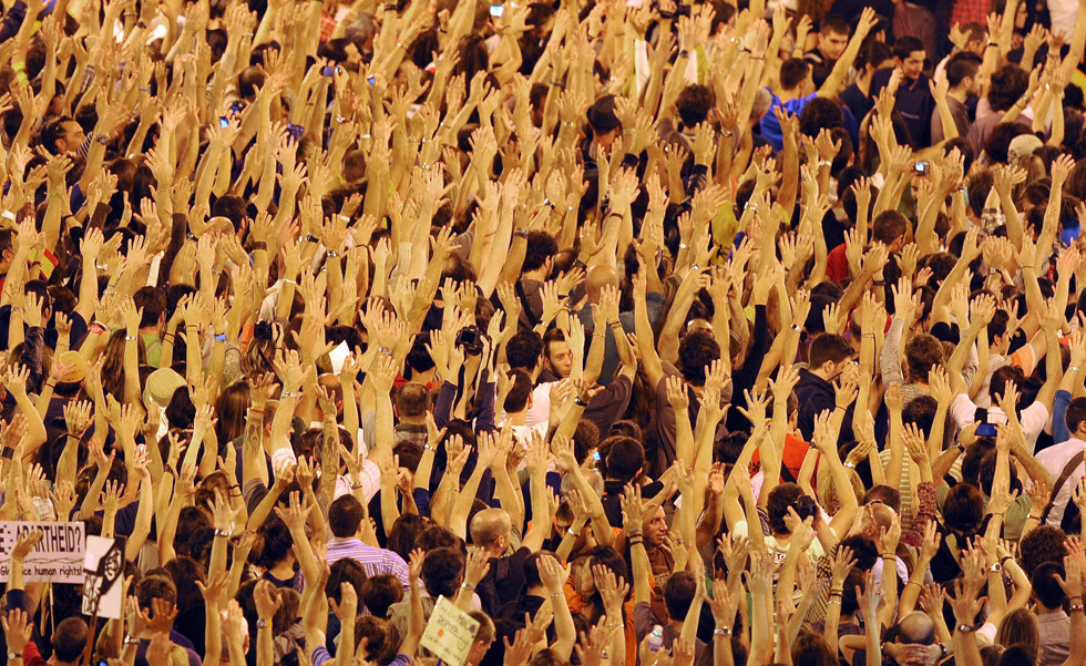 Le mani alzate dei dimostranti di Puerta del Sol, a Madrid (DOMINIQUE FAGET/AFP/Getty Images)
