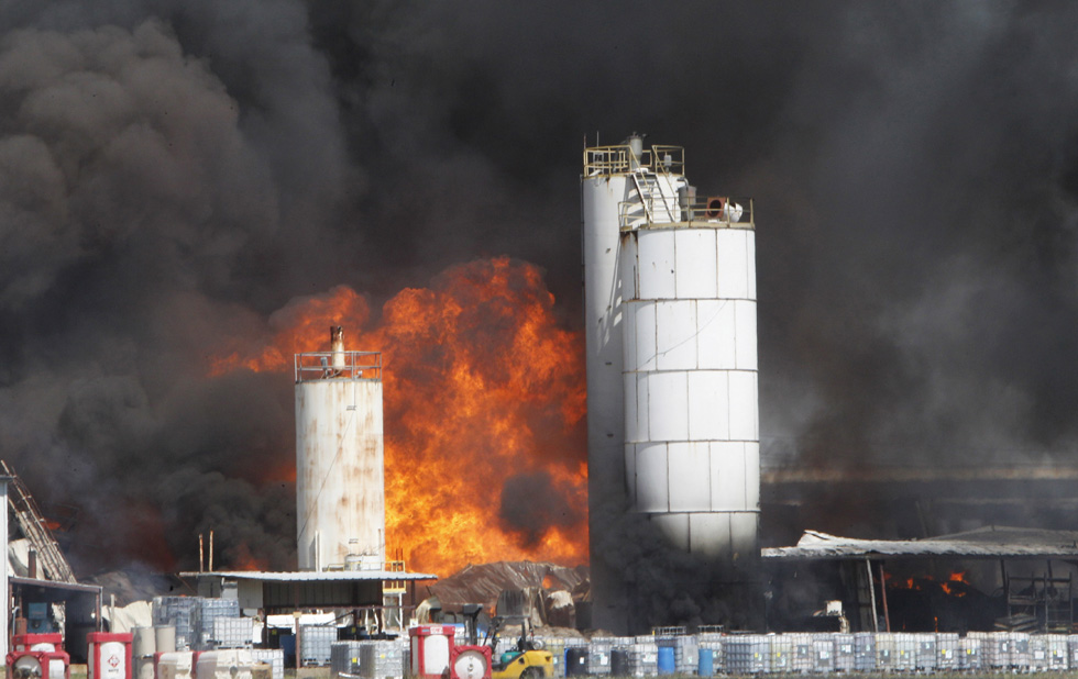 Incendio allo stabilimento chimico di Waxahachie, Texas, Lunedì 3 ottobre 2011 (AP Photo/LM Otero)

