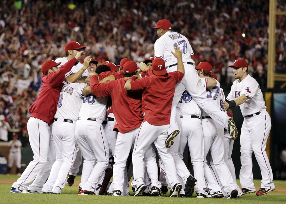 Nelson Cruz salta sui compagni di squadra dopo la vittoria. (AP Photo/Charlie Riedel)
