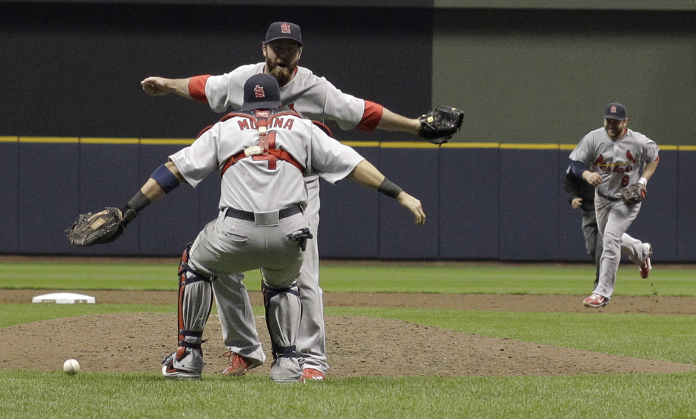 Yadie Molina e Jason Motte si abbracciano a fine partita (AP Photo/David J. Phillip)
