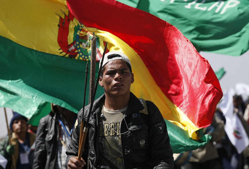 Uno dei manifestanti sventola una bandiera durante la marcia verso La Paz (AP Photo/Dolores Ochoa)
