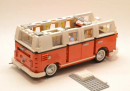 Il montaggio del furgone Volkswagen di Lego, pezzo per pezzo