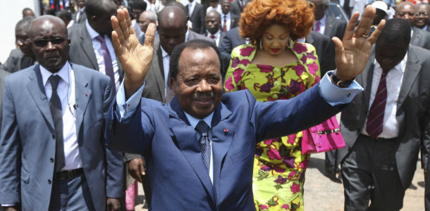 Paul Biya si dirige al seggio elettorale per votare (AP Photo/Sunday Alamba)
