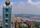 Un grattacielo nella campagna cinese