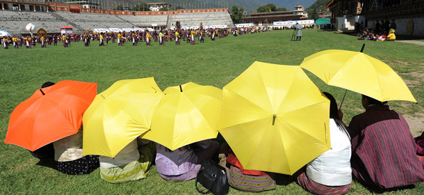 Spettatori si riparano dal sole durante le prove per il matrimonio del re del Bhutan Jigme Khesar Namgyel Wangchuck previsto per giovedÃ¬ (PRAKASH SINGH/AFP/Getty Images)
