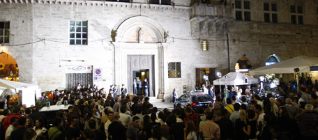 Media and people stand in front of the court as they wait for the verdict of Amanda Knox and Raffaele Sollecito appeals trial in Perugia, Italy, Monday, Oct. 3, 2011. Amanda Knox tearfully told an Italian appeals court Monday she did not kill her British roommate, pleading for the jury to free her so she can return to the United States after four years behind bars. Moments later, the court began deliberations.(AP Photo/Antonio Calanni)
