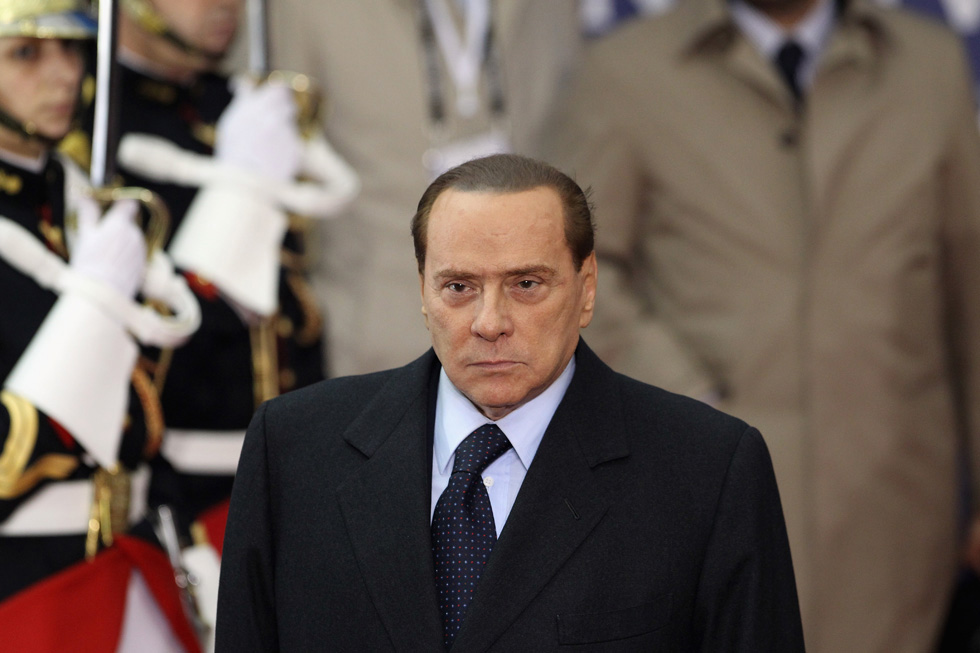 Già  al suo arrivo, per Silvio Berlusconi c&#8217;è qualcosa che non va (Photo by Dan Kitwood/Getty Images)
